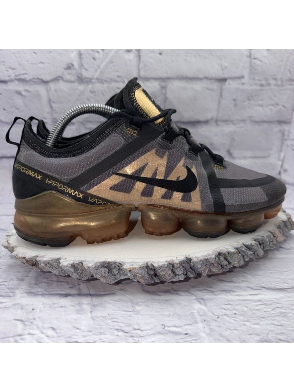 Nike Air Vapormax Black Gold Mens Size 9.5 Running Shoes AR6631-002 Sneakers - Picture 6 of 13